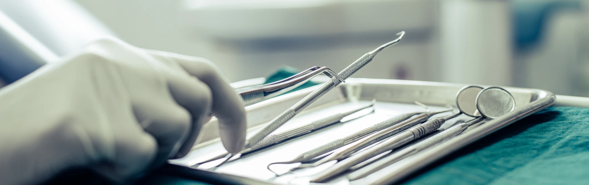 Strumenti dentista per interventi di chirugia