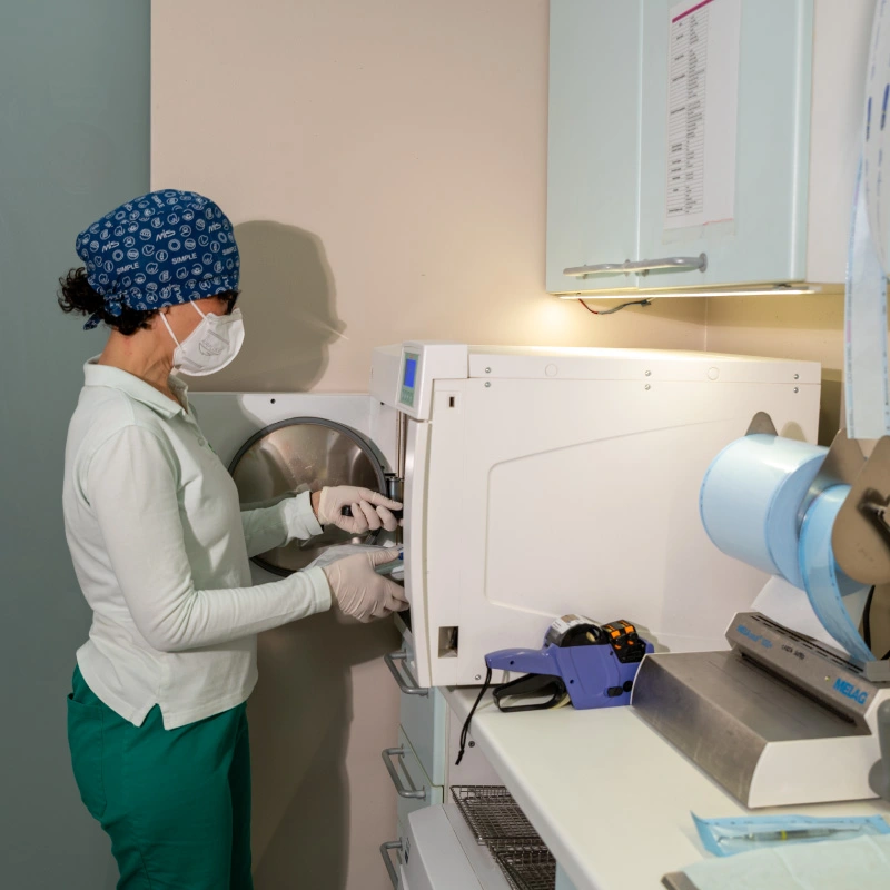 Macchinario per sterilizzare l'attrezzatura da dentista